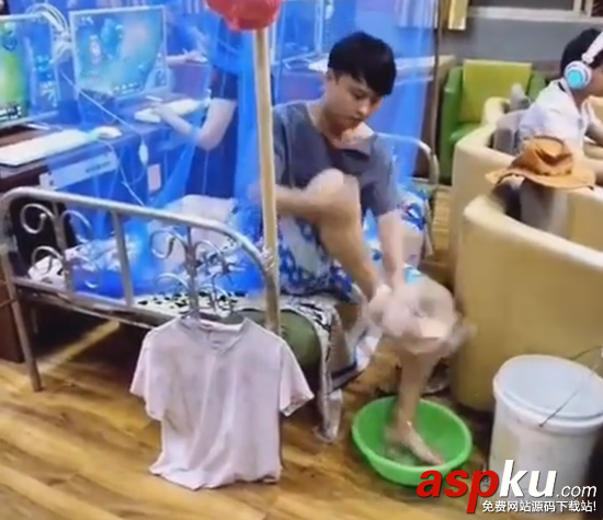 在網(wǎng)吧燒烤,在網(wǎng)吧洗腳,在網(wǎng)吧煎蛋