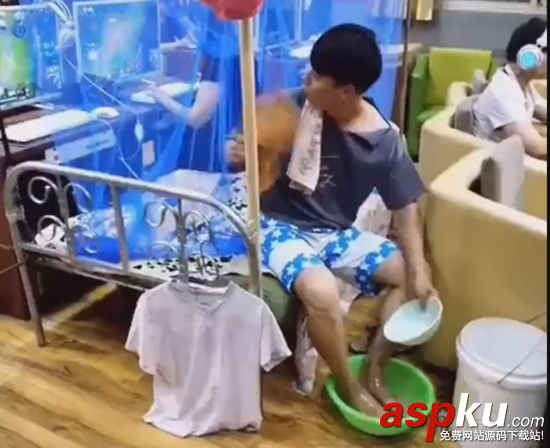 在網(wǎng)吧燒烤,在網(wǎng)吧洗腳,在網(wǎng)吧煎蛋