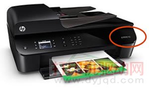 在右上角（正面）查找打印機型號