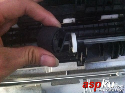 打印機(jī)不進(jìn)紙怎么辦?惠普2055d手動更換搓紙輪分頁器的教程 惠普2055d,搓紙輪,打印機(jī)