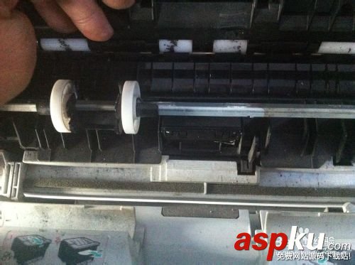 打印機(jī)不進(jìn)紙怎么辦?惠普2055d手動更換搓紙輪分頁器的教程 惠普2055d,搓紙輪,打印機(jī)