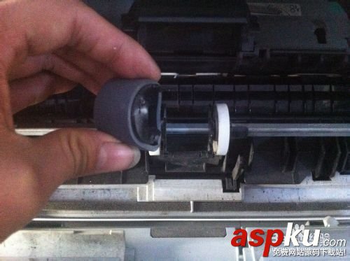 打印機(jī)不進(jìn)紙怎么辦?惠普2055d手動更換搓紙輪分頁器的教程 惠普2055d,搓紙輪,打印機(jī)