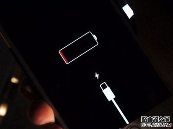 再陷入關機門！iPhone手機電量30%自動關機