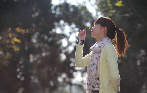 用Photoshop美化氣質美女外景照片