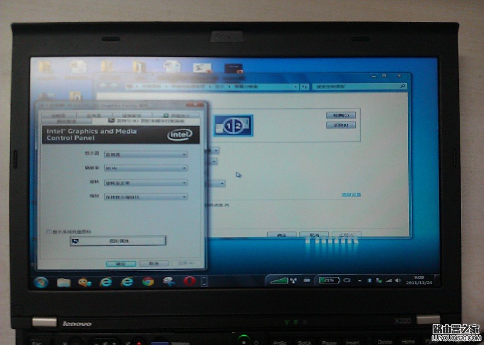 筆記本接投影儀屏幕兩側黑邊怎么去掉？