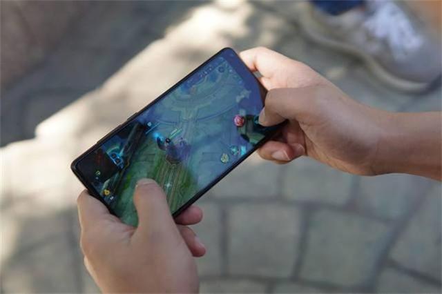 新買的手機很流暢,可為何用一段時間后就開始卡頓?