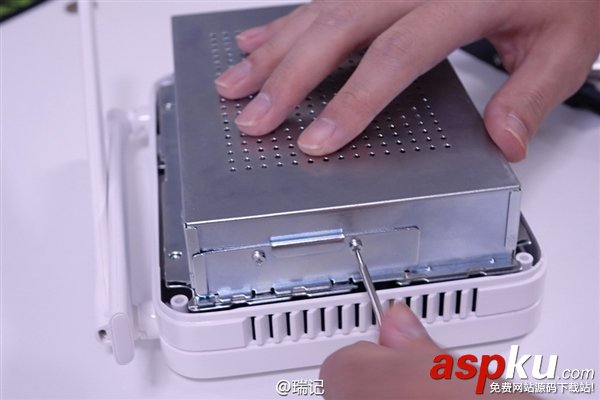 新一代小米路由器換硬盤圖文教程：容量暴增兩倍