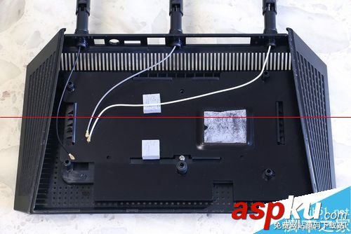 網(wǎng)件R6400路由器怎么樣？R6400拆解與內(nèi)部結(jié)構(gòu)評測