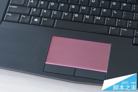 觸摸板方面與上一代Alienware沒有太差的差別,同樣可以調(diào)整燈光效果