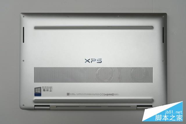 那么這就是戴爾XPS15的機身D面了，我們可以看到機身的螺絲分布在四周，下面我們將螺絲擰下。