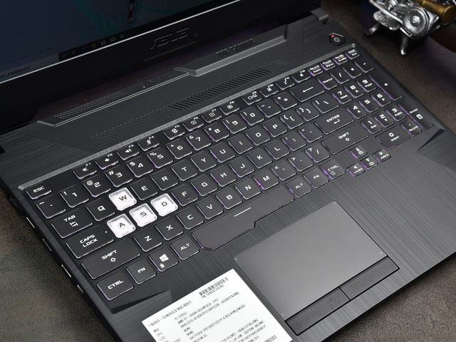 首搭銳龍7 4800H！華碩天選二次元游戲本評測 