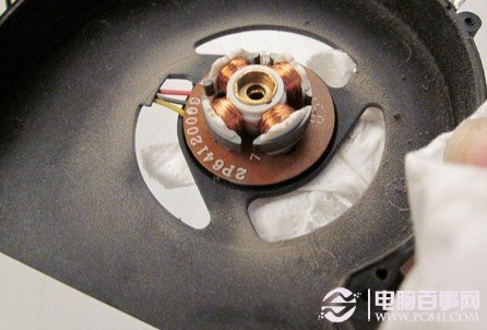 風扇內部灰塵堆積明顯