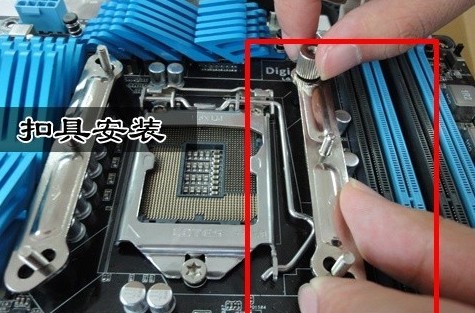 給輔助扣具的邊緣四個(gè)固定點(diǎn)安裝上固定螺絲