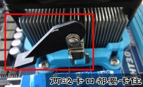 安裝好的CPU散熱器其壓桿與主板呈水平的位置