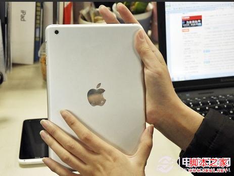 女生單手無(wú)法抓住iPad mini
