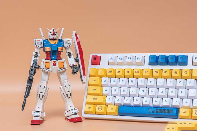 高達(dá)，屹立在電腦桌上，IKBC RX-78-2配色機(jī)械鍵盤