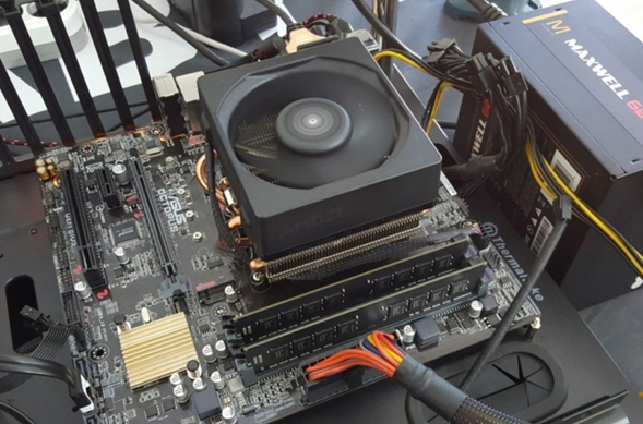 AMD最新AM4接口的X370主板來到 支持DDR4/交火/超頻