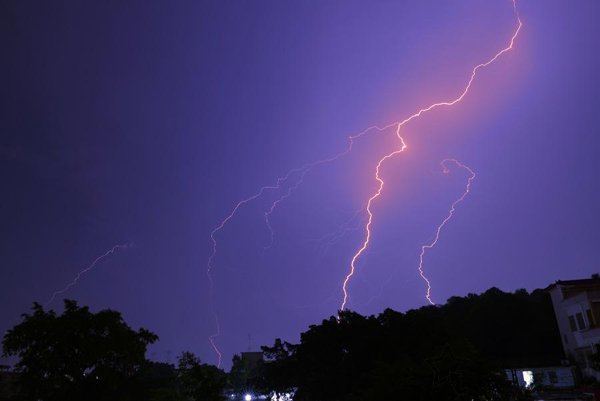 打雷可以玩電腦嗎？打雷對電腦有影響嗎？
