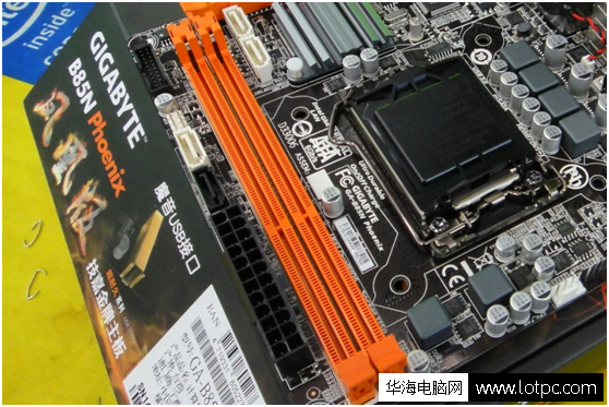 技嘉B85NPhoenix鳳凰版內(nèi)存卡槽