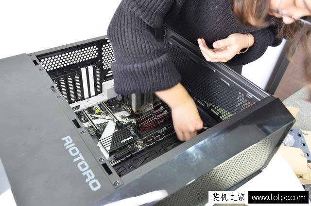 美女教您如何裝機！AMD銳龍Ryzen7-1700X電腦組裝教程