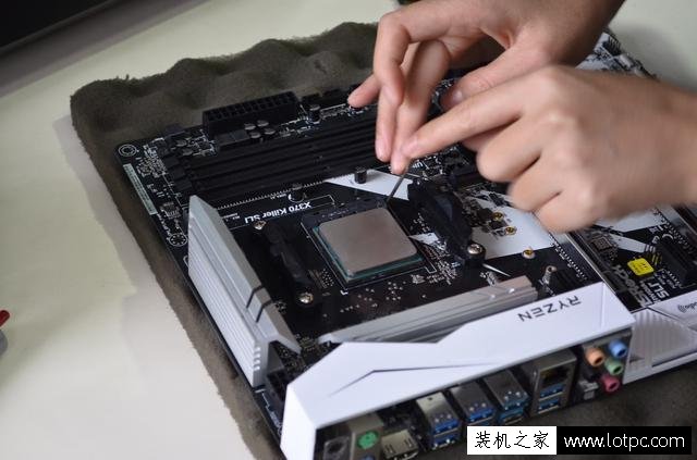 美女教您如何裝機！AMD銳龍Ryzen7-1700X電腦組裝教程