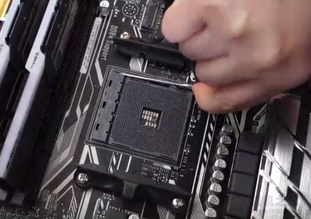 AMD CPU怎么安裝？AMD銳龍?zhí)幚砥髋c主板安裝圖解教程