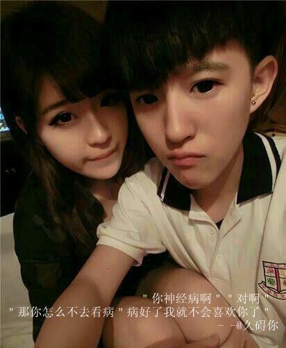 個性網情侶qq皮膚大圖：你逗她笑還陪她鬧