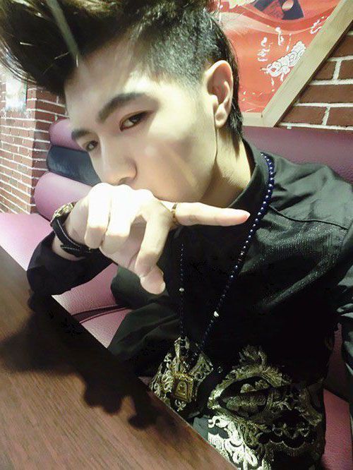 qq皮膚男生帥氣全身照 欲擒故縱然滿城騷動(dòng)