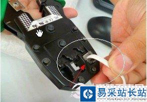 將插入好線的電話水晶頭放入網(wǎng)線對應(yīng)接口中